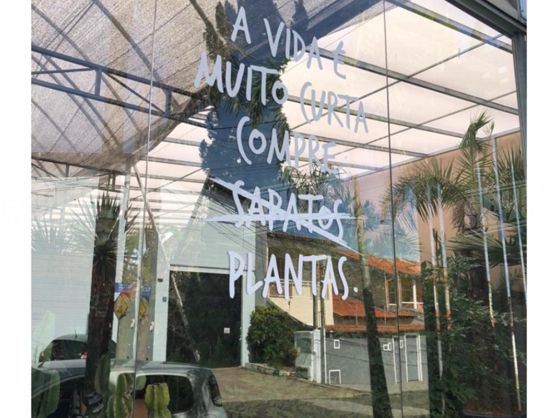 Instalação de adesivo recorte